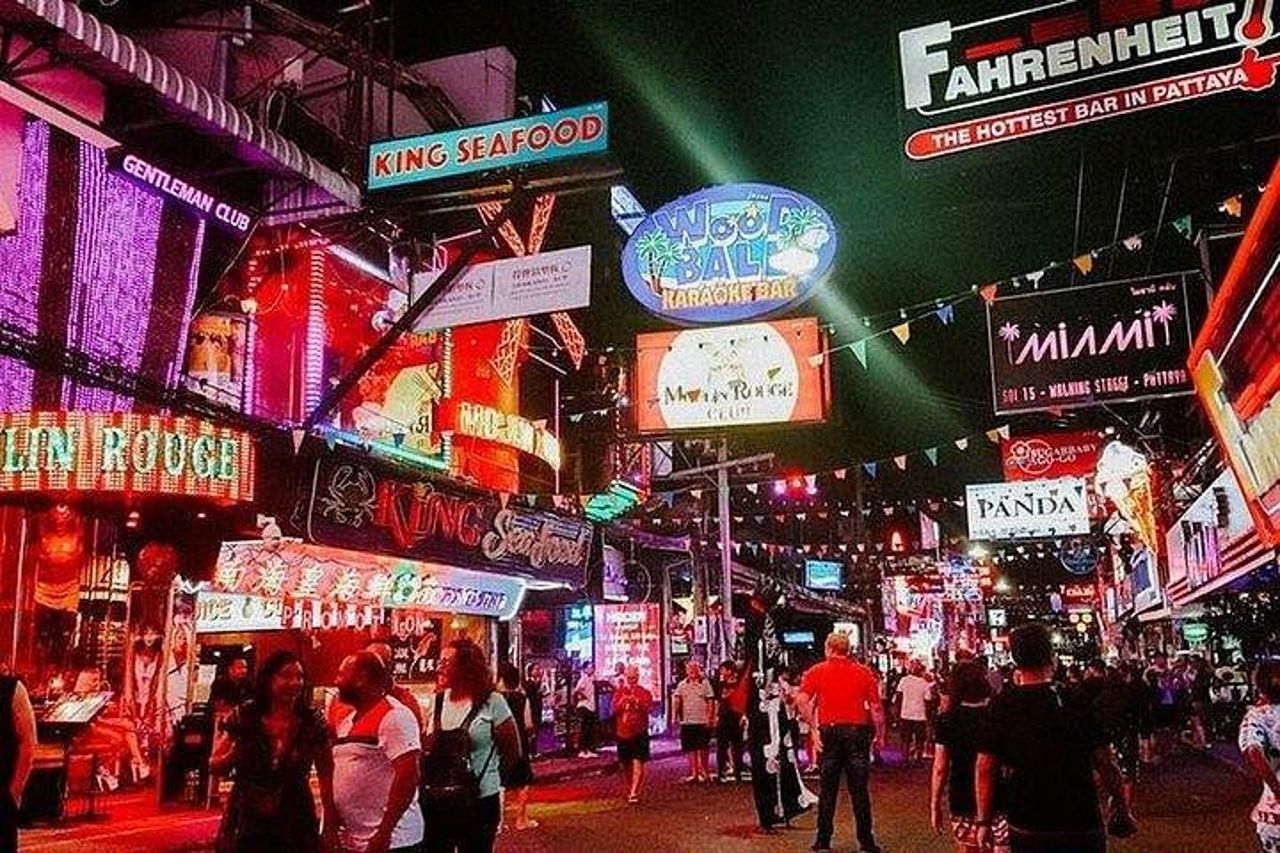 Pattaya Nightlife di Songthaew - Drink Drunk Night ubriaco — 8