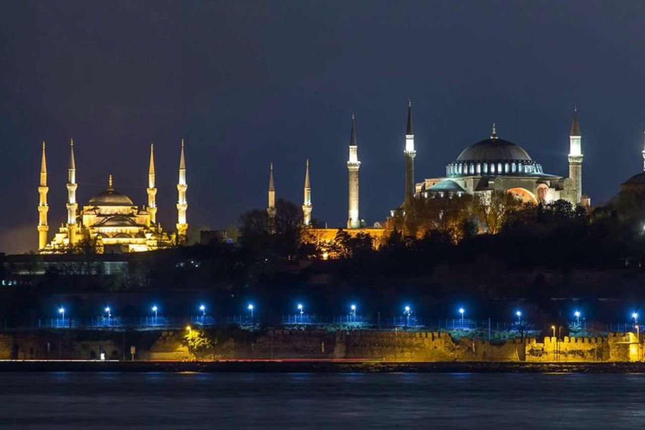 Crociera con cena sul Bosforo di Istanbul e spettacolo notturno turco con DJ — 7