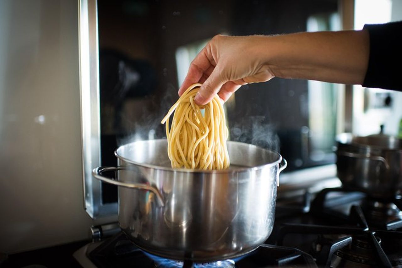 Esperienza culinaria a casa di un locale a Castelnuovo Belbo con Show Cooking