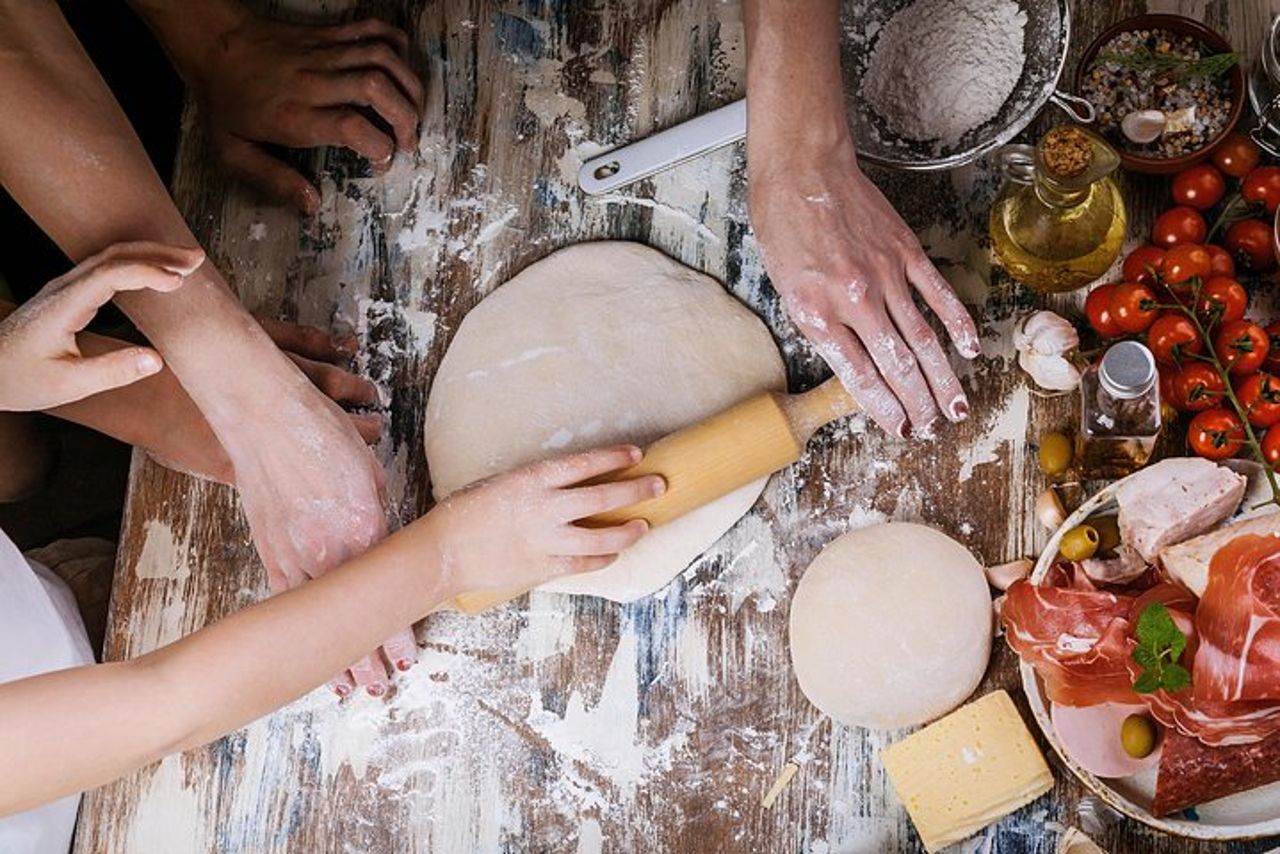 Corso privato di pizza e tiramisù a casa di Cesarina con degustazione ad Alberobello — 3