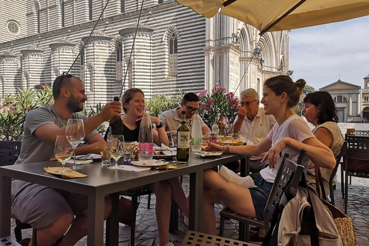 E-bike tour in Orvieto in piccolo gruppo: storia, cultura con pranzo o cena — 2