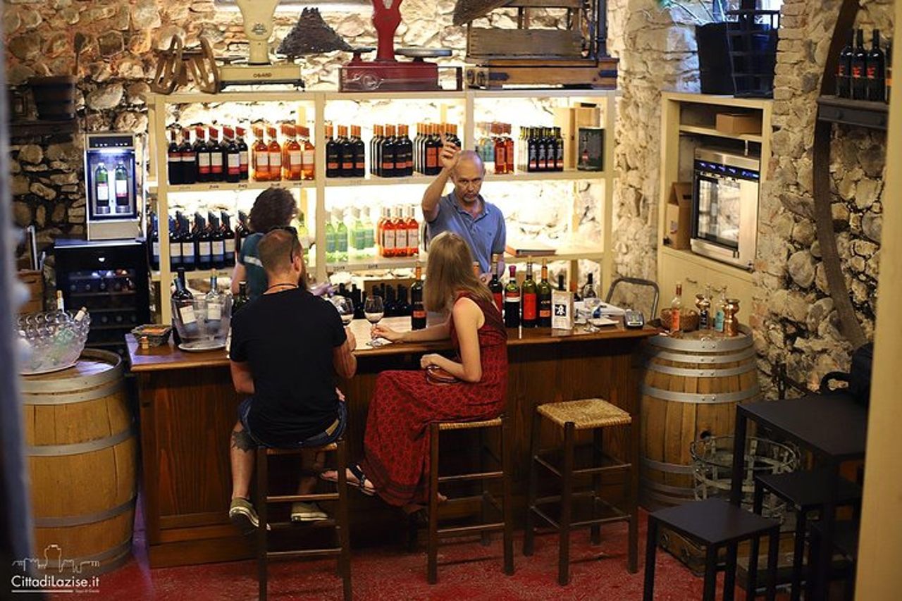 Degustazione Vini in Centro Storico a Lazise — 9