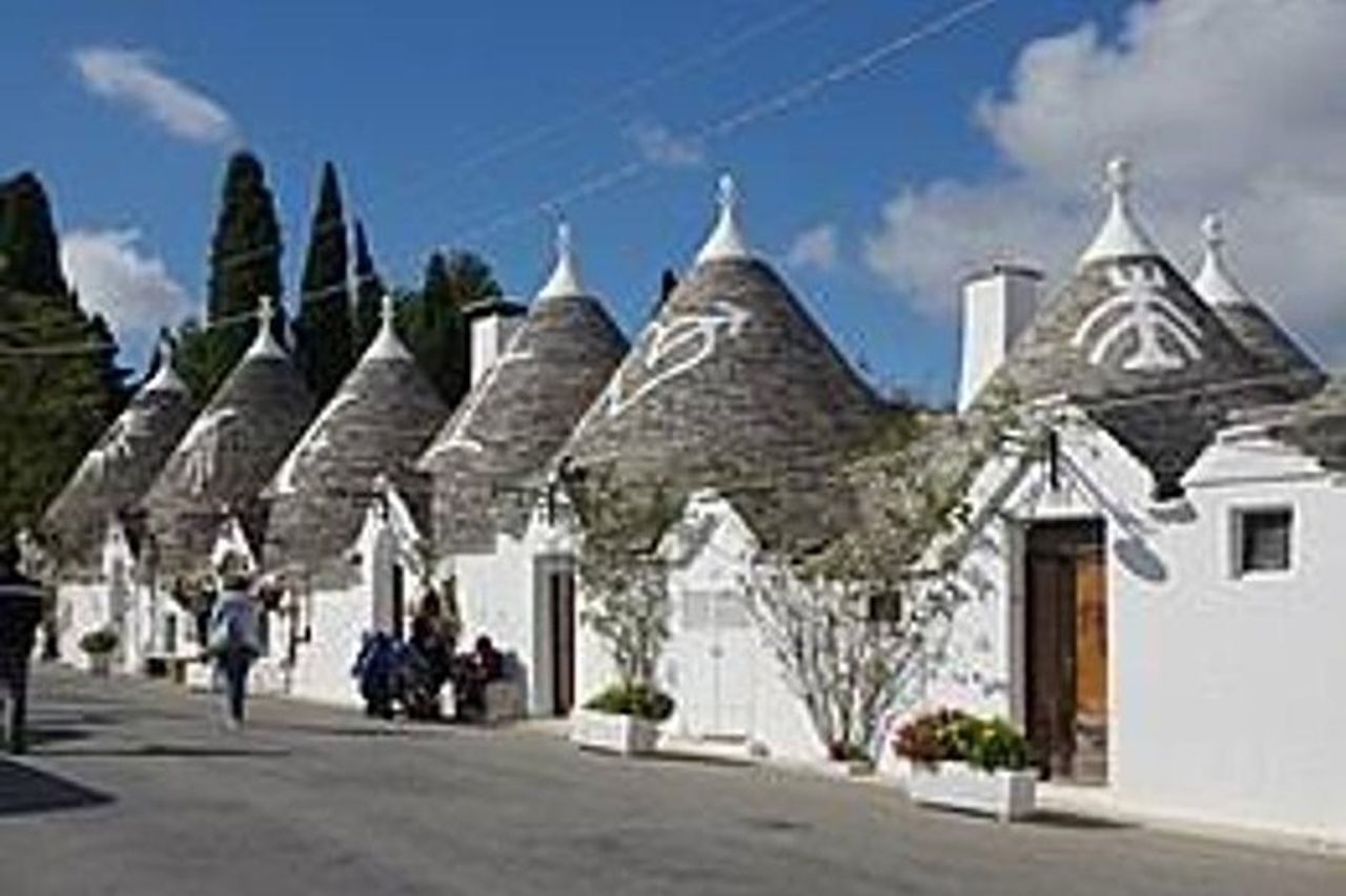 Centro Storico Di Bari , Locorotondo, Alberobello E Polignano — 3
