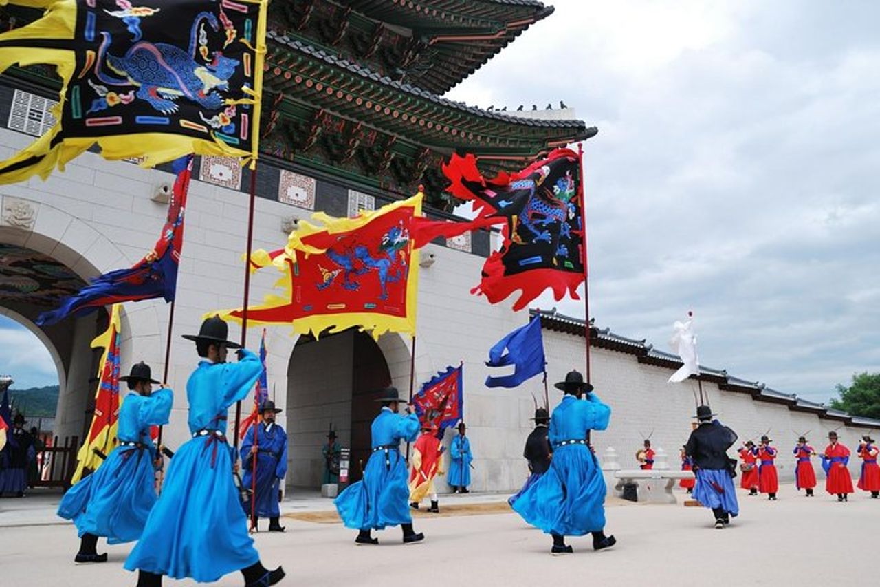 Tour turistico di Seul con il palazzo Gyeongbokgung, la N Seoul Tower e il villaggio Namsangol Hanok — 4