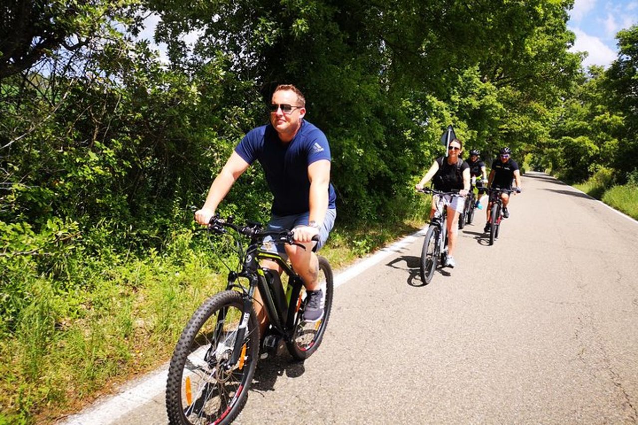 E-bike tour in Orvieto in piccolo gruppo: storia, cultura con pranzo o cena — 3