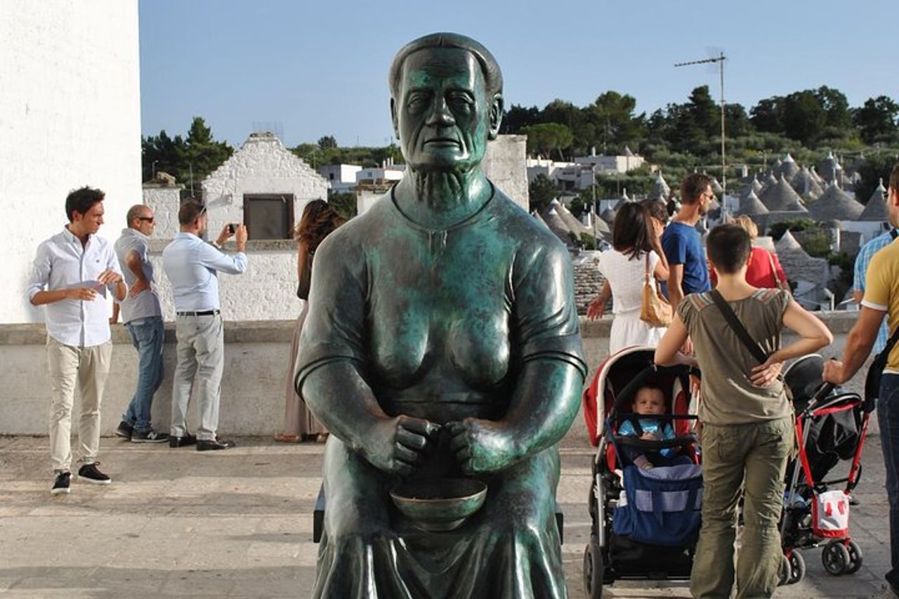 Tour di mezza giornata ad Alberobello con degustazione di olio extravergine d'oliva e liquori. — 4