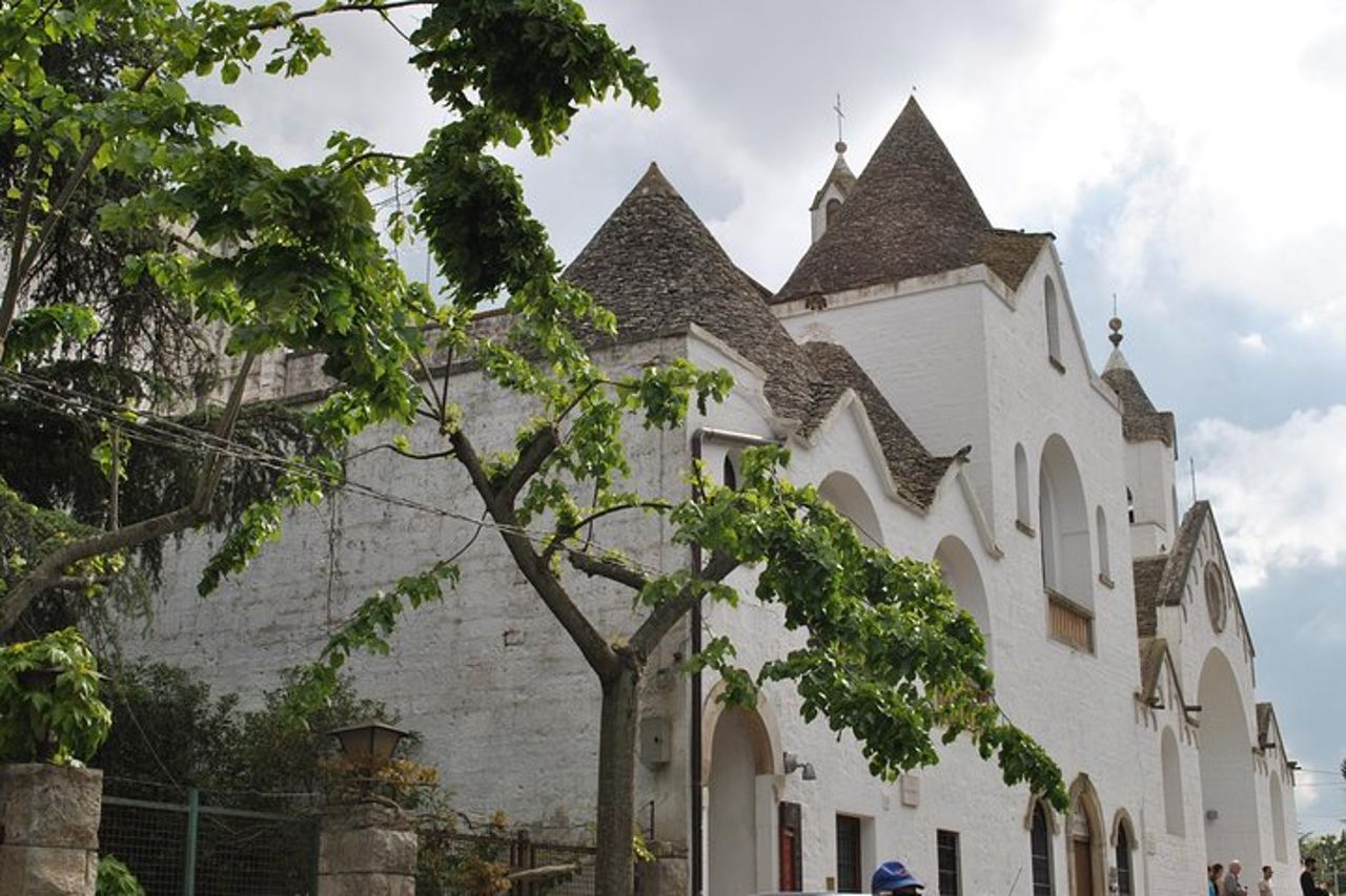 Tour di mezza giornata ad Alberobello con degustazione di olio extravergine d'oliva e liquori. — 6