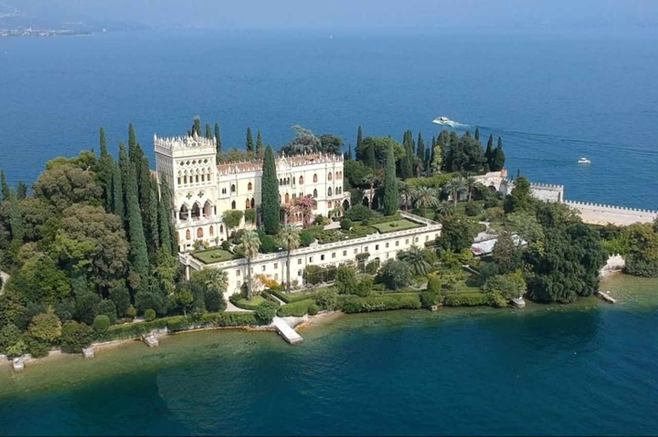 Tour privato in barca Isola del Garda e dintorni.