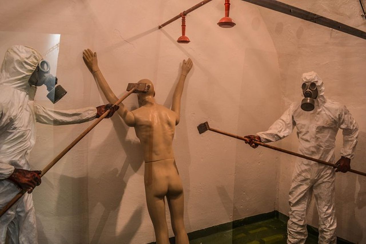 Storia del comunismo di Praga e tour del bunker nucleare — 6