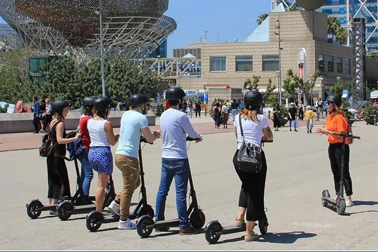 Tour in scooter elettrico: tour della città vecchia - 1,5 ore di magia!