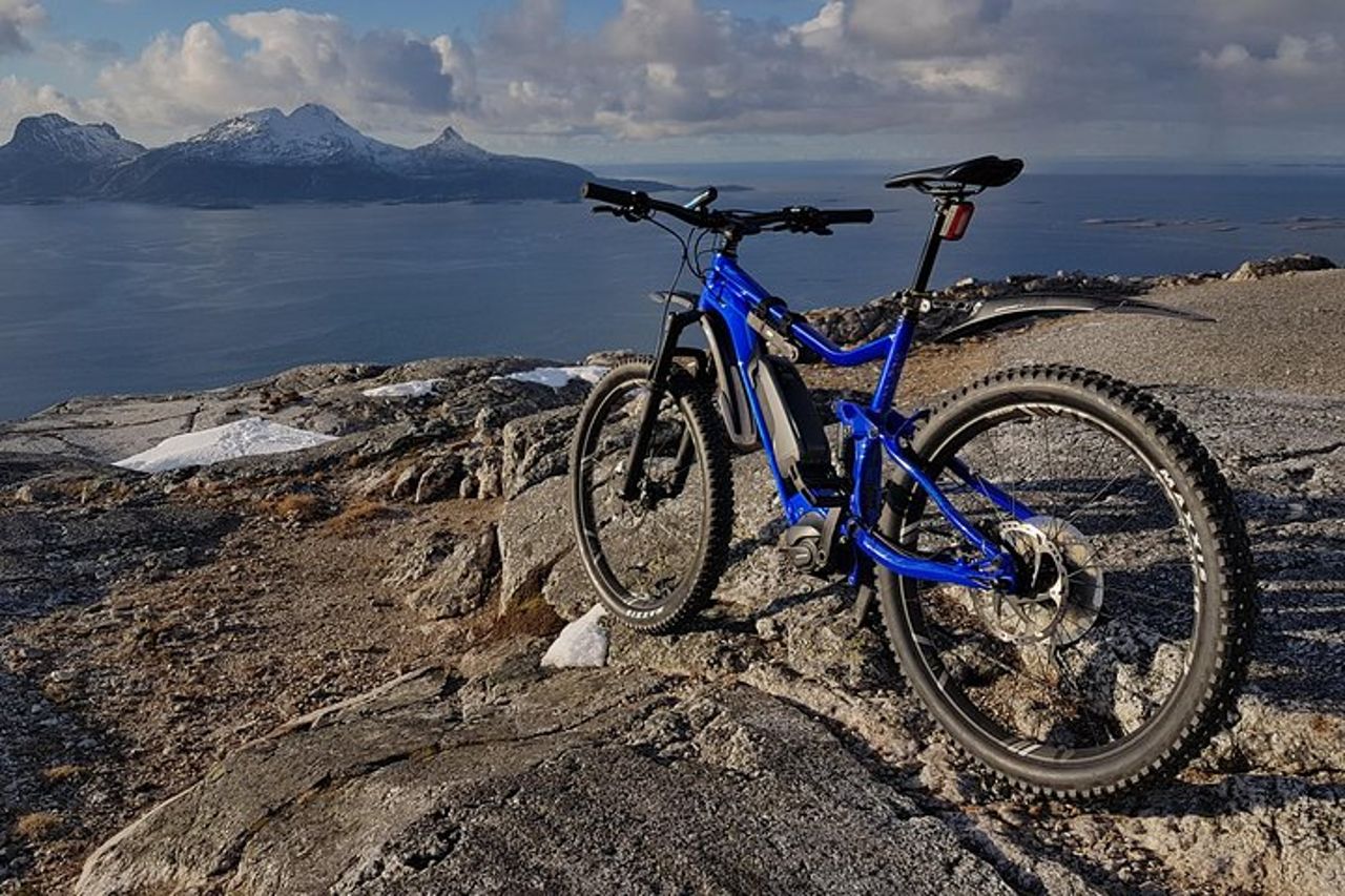 Inseguimento al sole di mezzanotte di eBike — 4