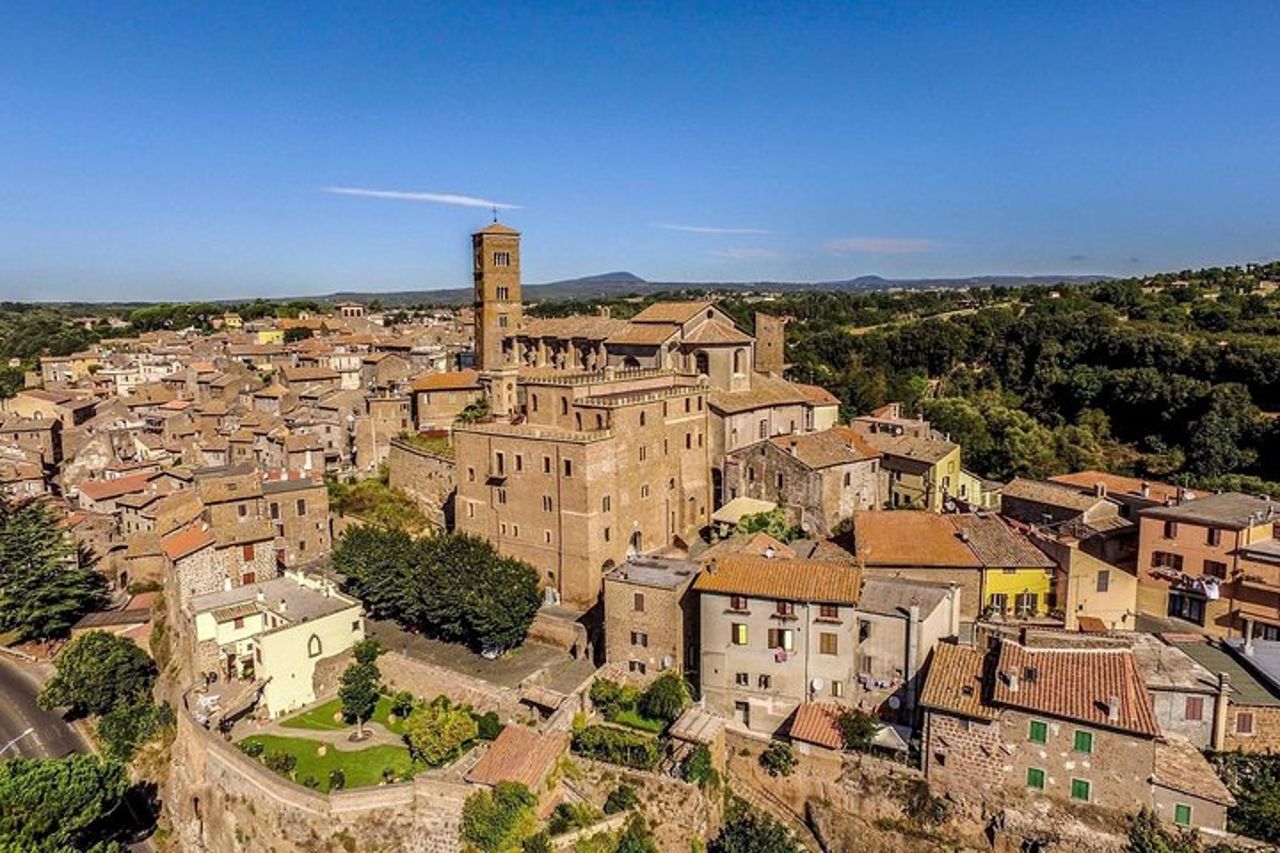 Da Roma: tour privato di un'intera giornata a Bracciano, Tarquinia, Sutri — 2