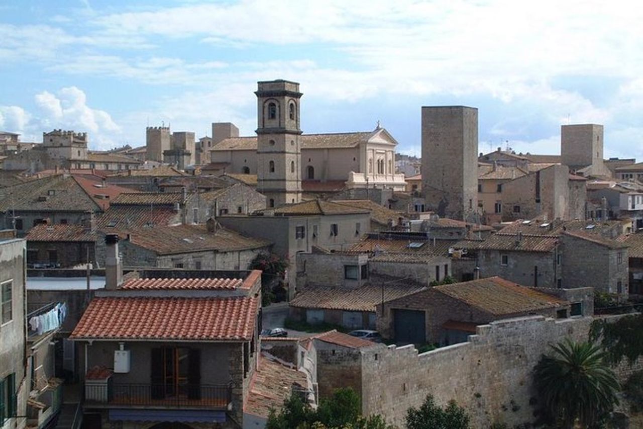 Da Roma: tour privato di un'intera giornata a Bracciano, Tarquinia, Sutri — 4