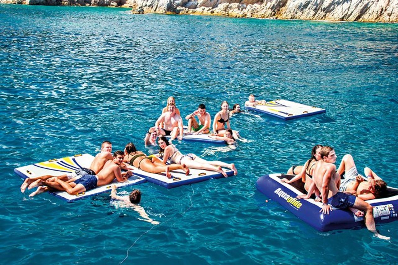 Passeggiate Attraverso La Costa Brava In Un Grande Catamarano Con Buffet-barbacoa E Bagno — 3
