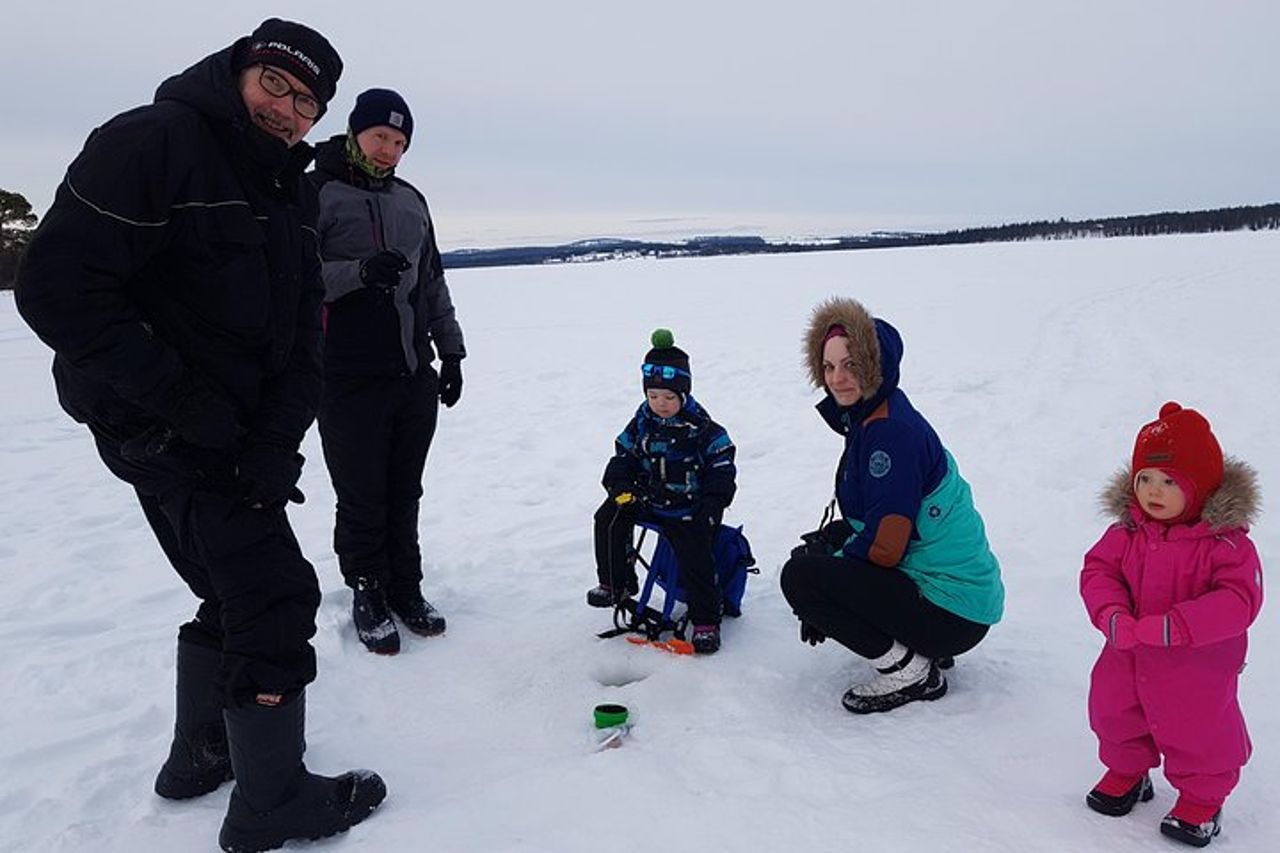 Pesca sul ghiaccio in auto con bevande calde a Pyhä-Luosto — 3