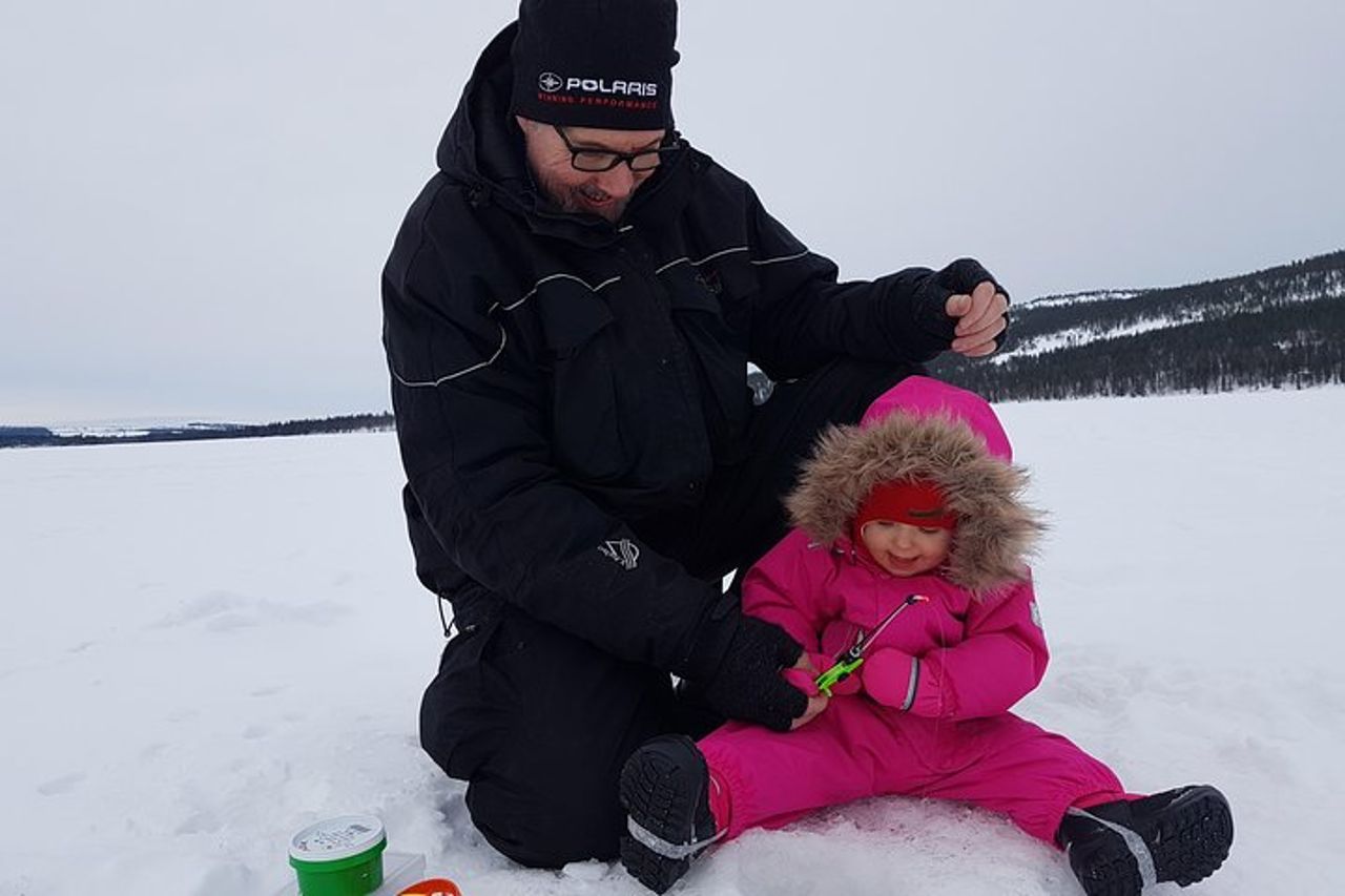 Pesca sul ghiaccio in auto con bevande calde a Pyhä-Luosto — 4