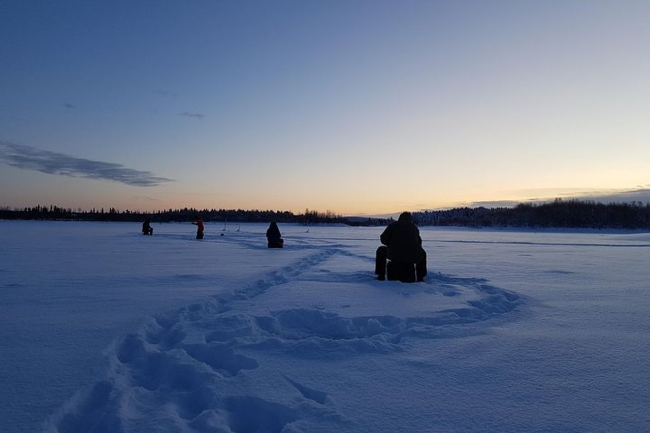 Pesca sul ghiaccio in auto con bevande calde a Pyhä-Luosto — 6