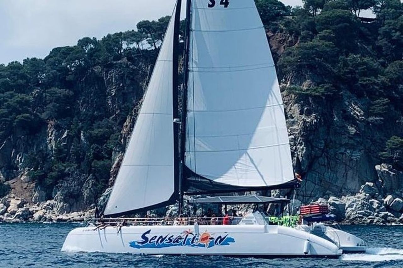 Passeggiate Attraverso La Costa Brava In Un Grande Catamarano Con Buffet-barbacoa E Bagno — 6