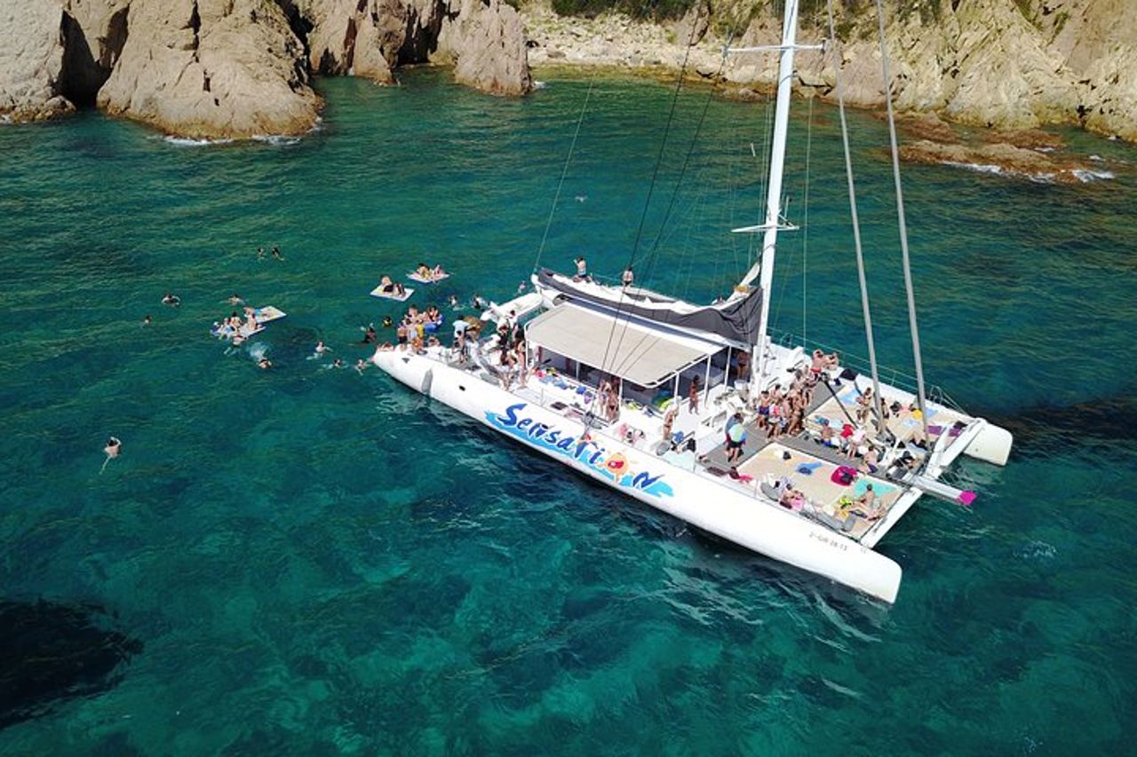 Passeggiate Attraverso La Costa Brava In Un Grande Catamarano Con Buffet-barbacoa E Bagno — 2