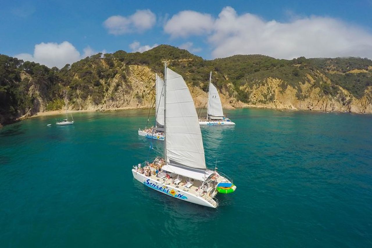 Passeggiate Attraverso La Costa Brava In Un Grande Catamarano Con Buffet-barbacoa E Bagno — 4