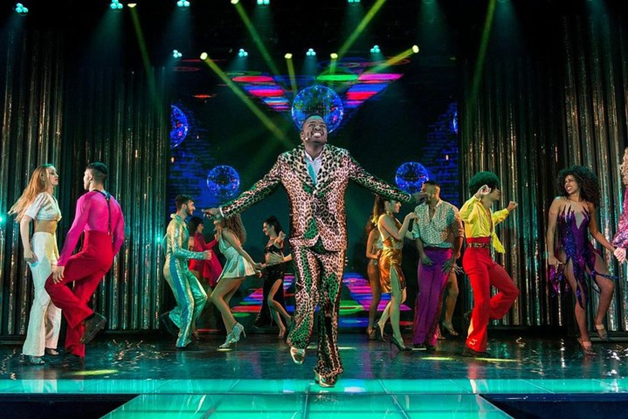 Spettacolo di cabaret latino Paris Paradis con champagne — 8
