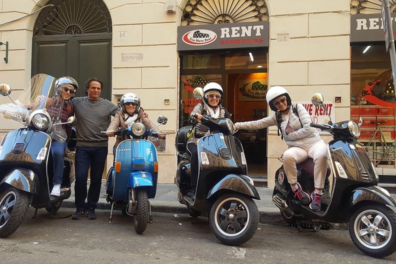 Tour segreto di Roma in Vespa con autista — 2
