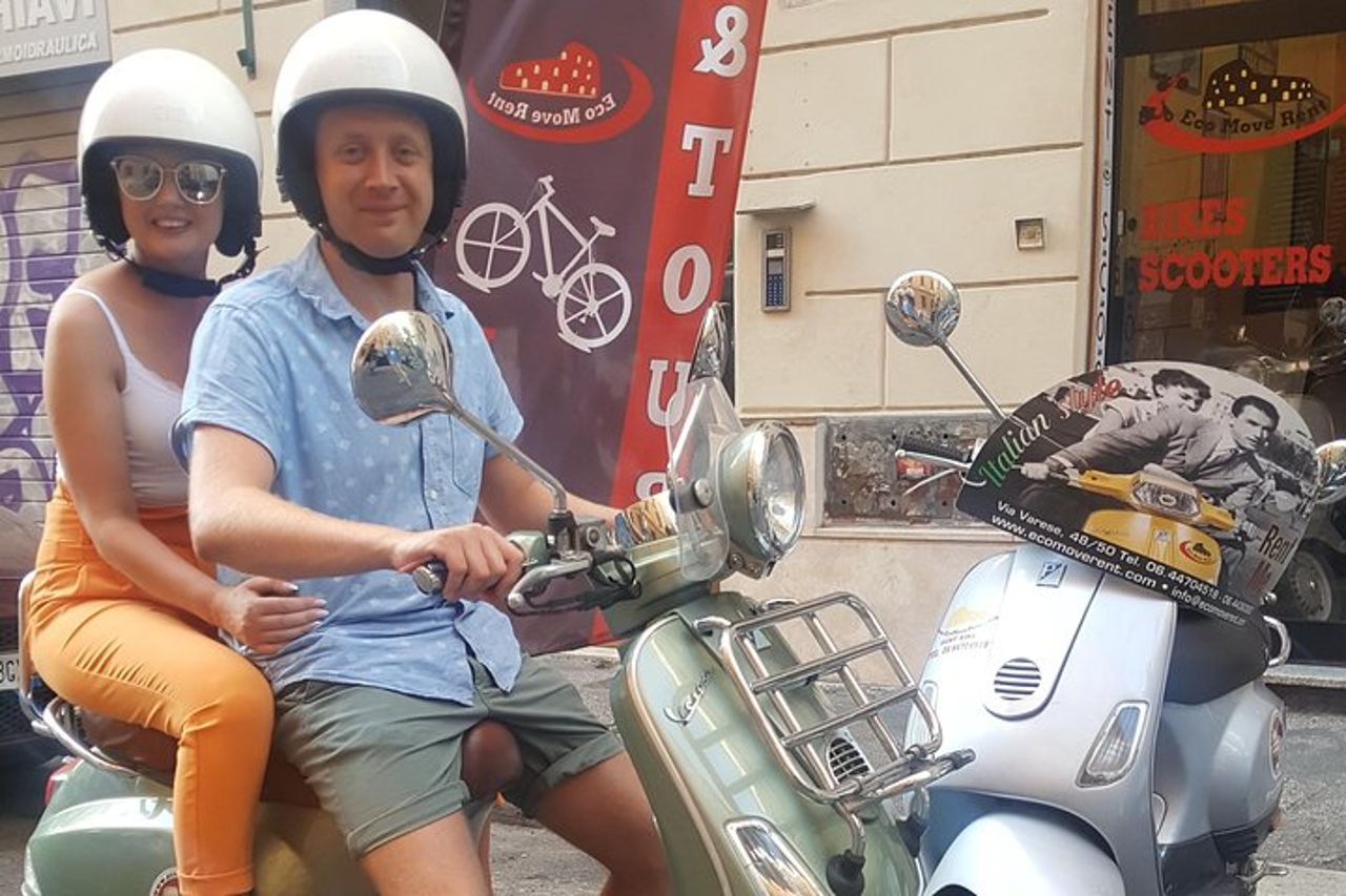 Tour segreto di Roma in Vespa con autista — 3
