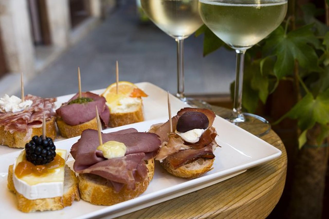 L'arte dell'aperitivo italiano con un locale: Impara e divertiti ad Asti — 4