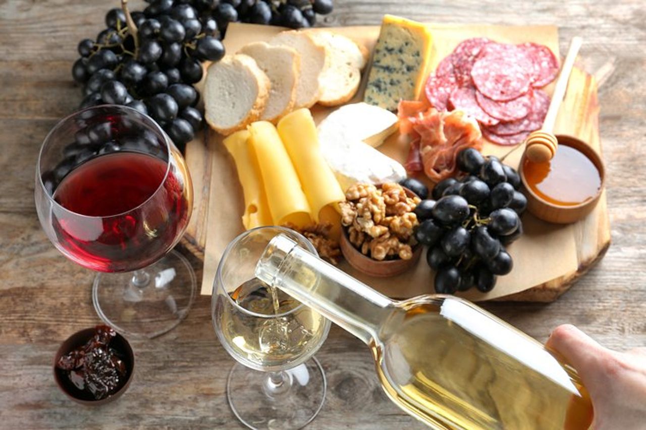 Alba in 3 Wines: degustazione di vini esclusivi con abbinamento di esperti e cibo — 3