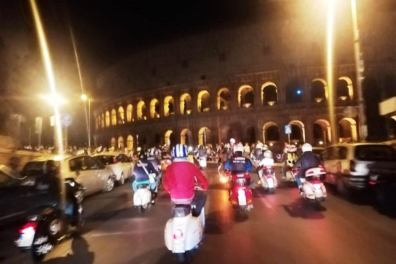 Vespa Tour con autista Rome By Night 3 ore — 2