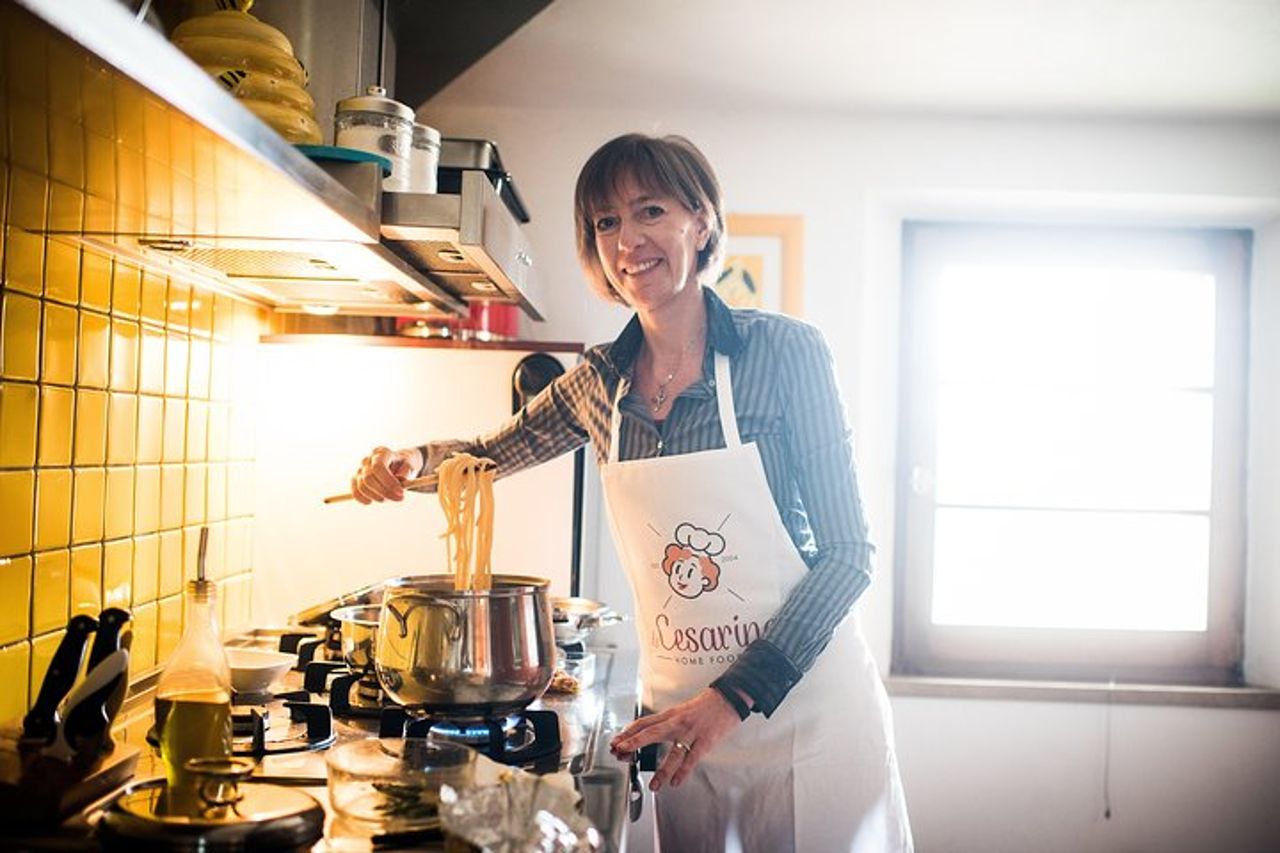Cesarine: tour del mercato e lezione di cucina presso la casa del locale a Lucca — 8