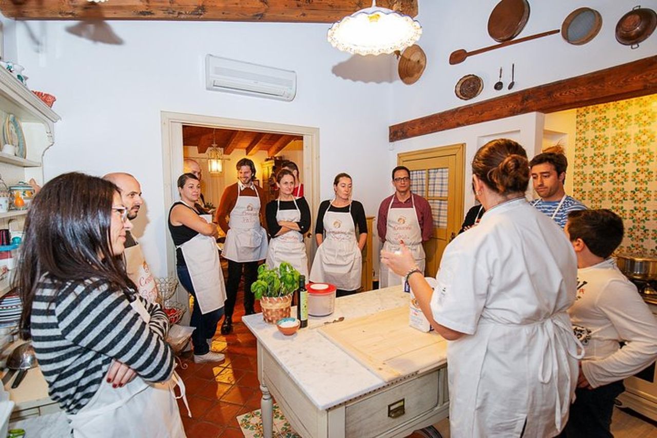 Cesarine: tour del mercato e lezione di cucina presso la casa del locale a Lucca