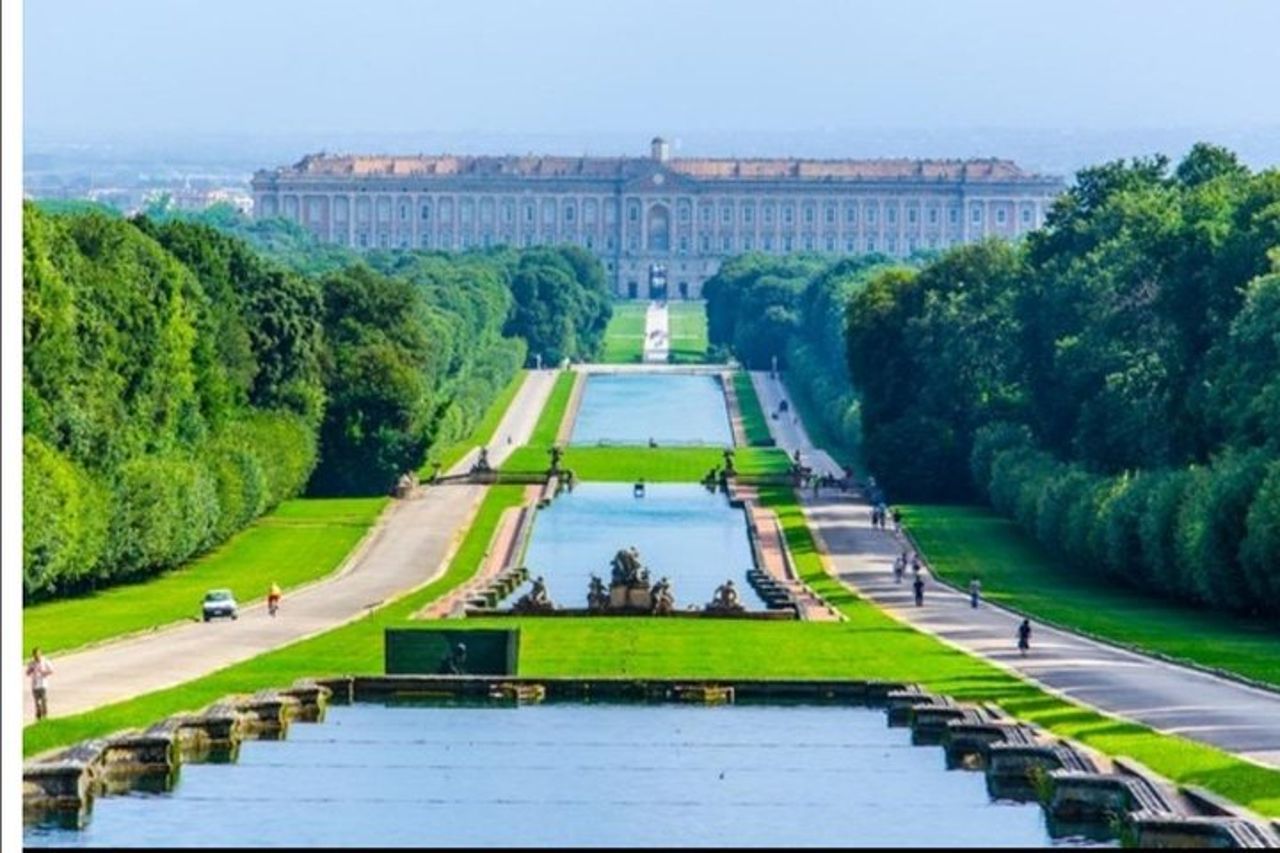 Tour Reggia di Caserta e vineria Cantina sul Vesuvio .