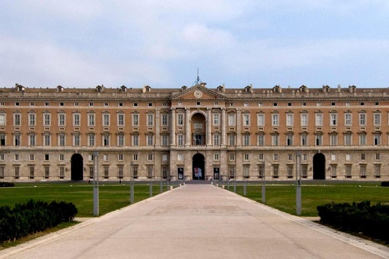 Tour Reggia di Caserta e vineria Cantina sul Vesuvio . — 2