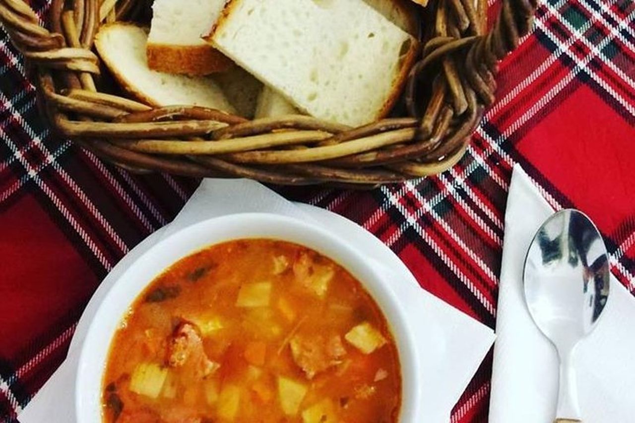 Pranzo tradizionale e tour privato della città vecchia con una guida locale