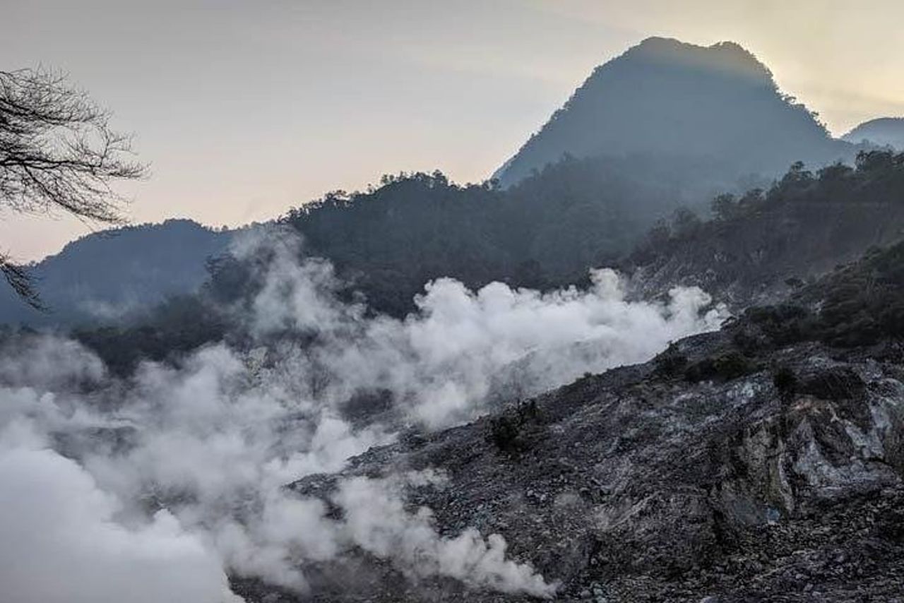 Monitoraggio della giungla e cratere del vulcano — 8
