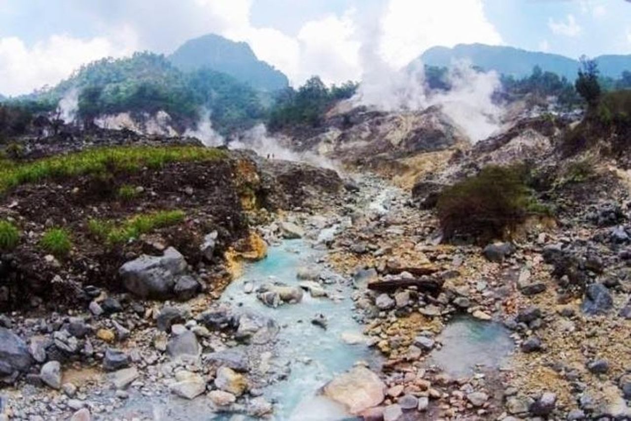 Monitoraggio della giungla e cratere del vulcano