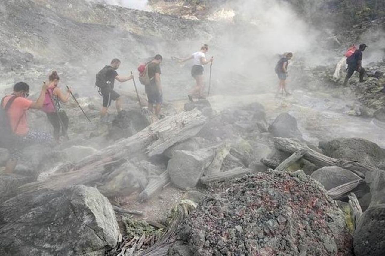 Monitoraggio della giungla e cratere del vulcano — 4