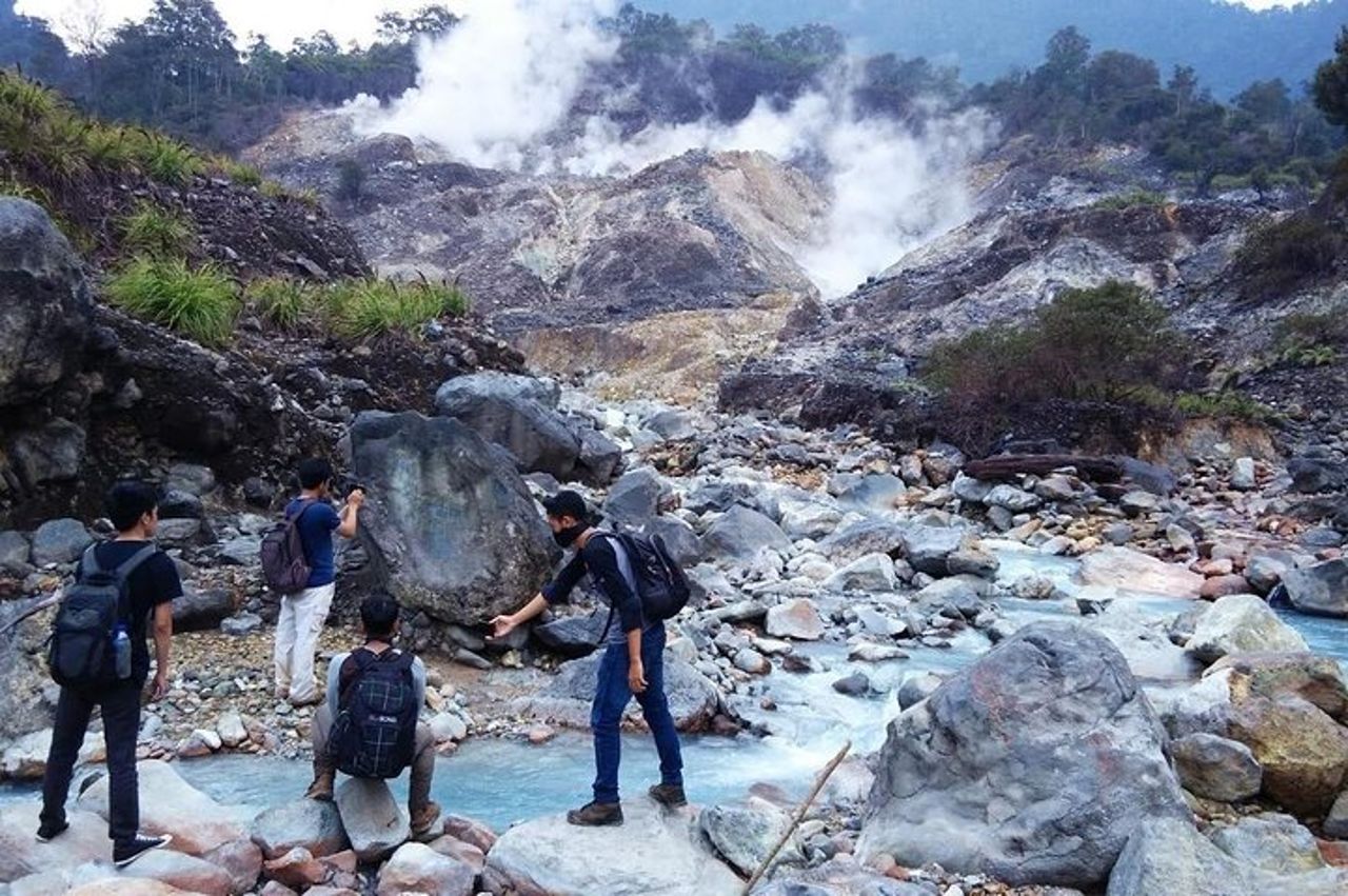 Monitoraggio della giungla e cratere del vulcano — 9