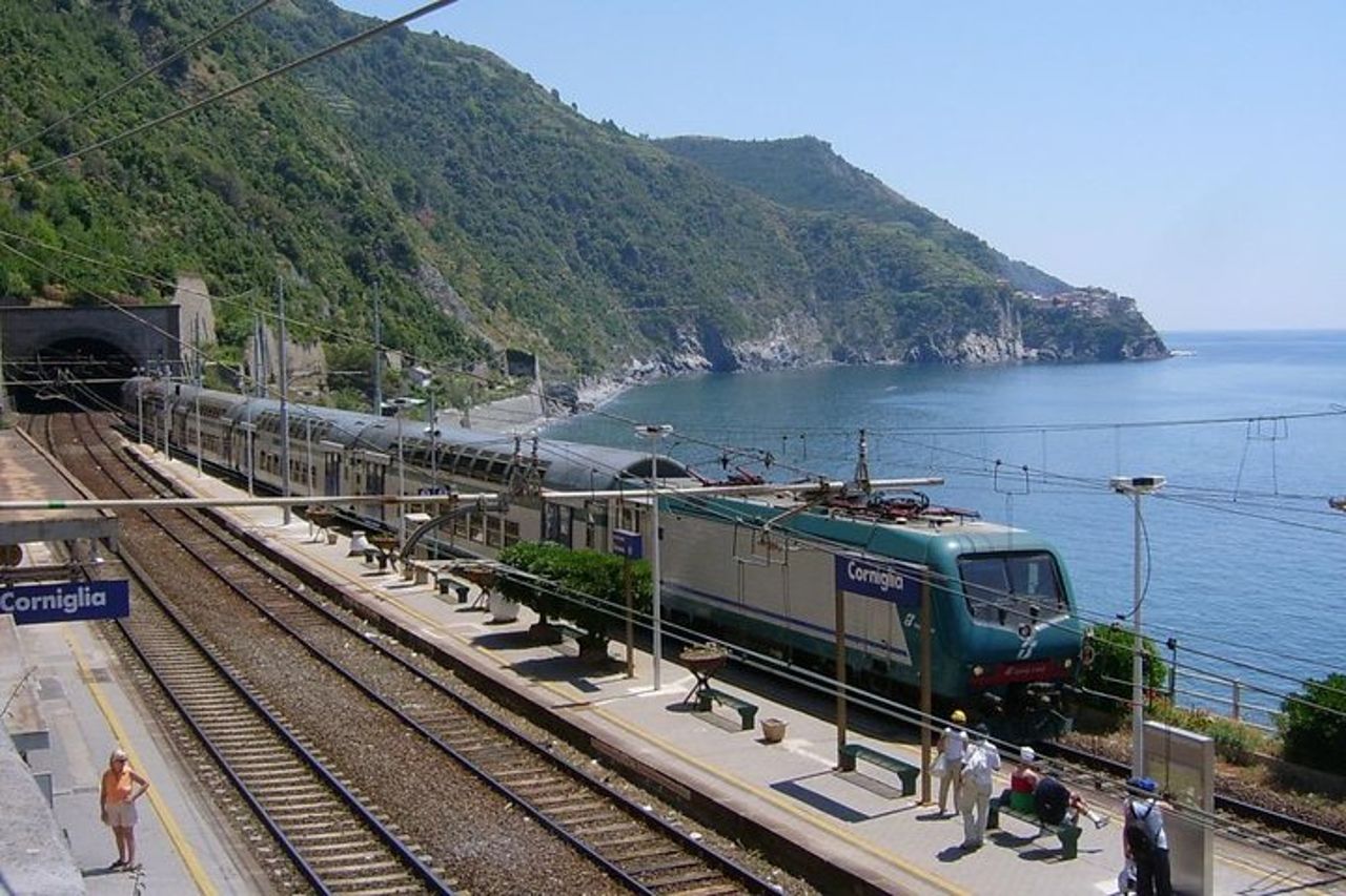 Il meglio delle Cinque Terre in treno: paesaggi e vini profumati