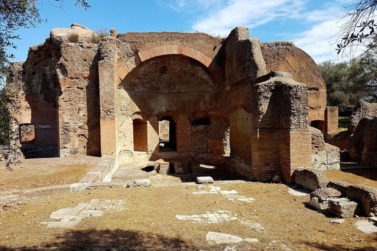 Villa D'Este e degustazione di vini a Castel Gandolfo Tour privato con autista — 3