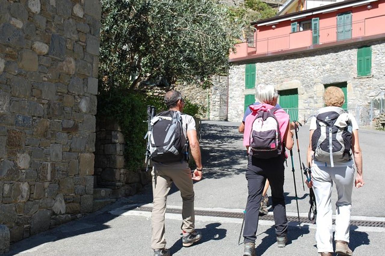 Una facile escursione e un tour di degustazione di vini nelle Cinque Terre