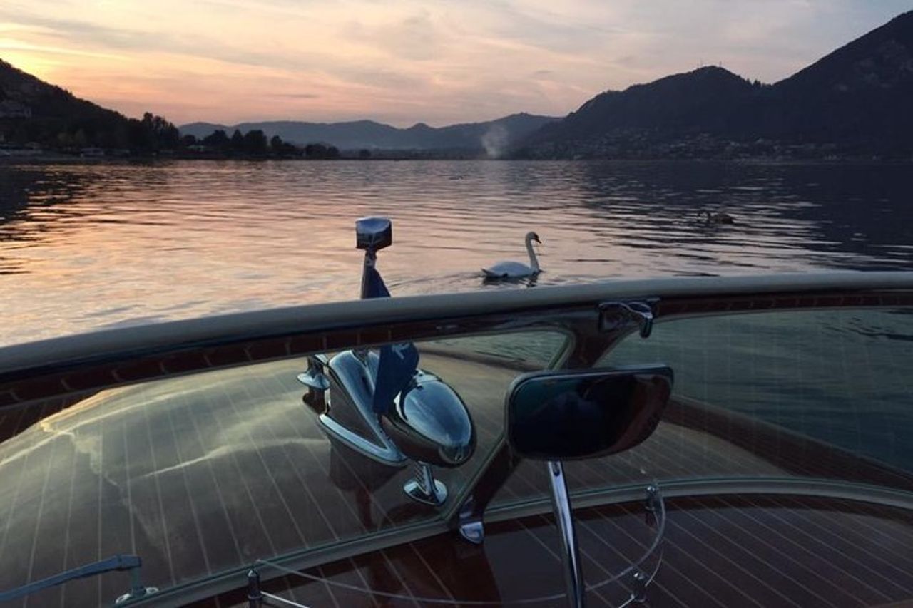 Crociera di lusso sul Lago di Como su un motoscafo Riva, con vino italiano — 2
