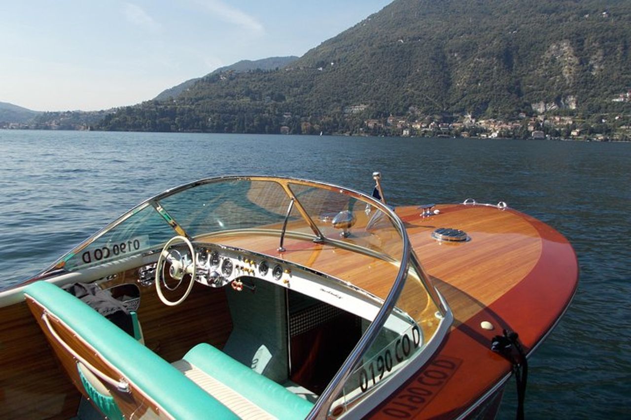 Crociera di lusso sul Lago di Como su un motoscafo Riva, con vino italiano — 3