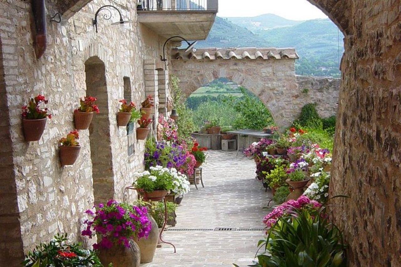 Spello: un viaggio tra fiori, mosaici e antiche rovine romane