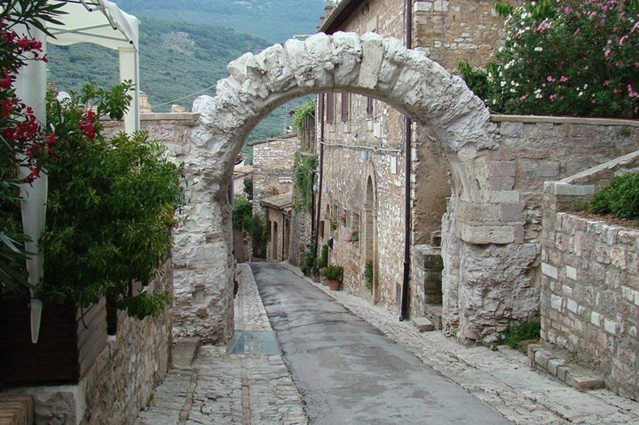 Spello: un viaggio tra fiori, mosaici e antiche rovine romane — 6
