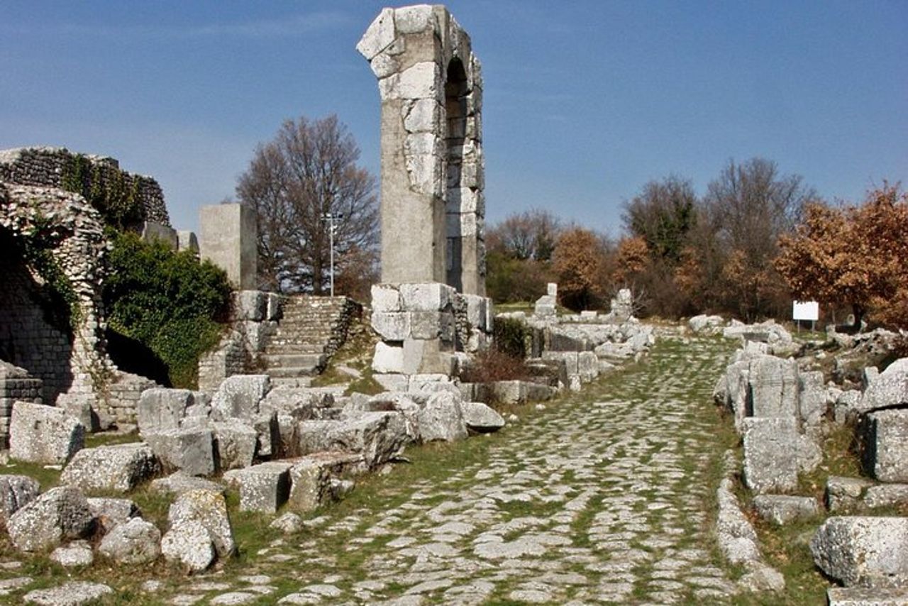 Spello: un viaggio tra fiori, mosaici e antiche rovine romane — 3