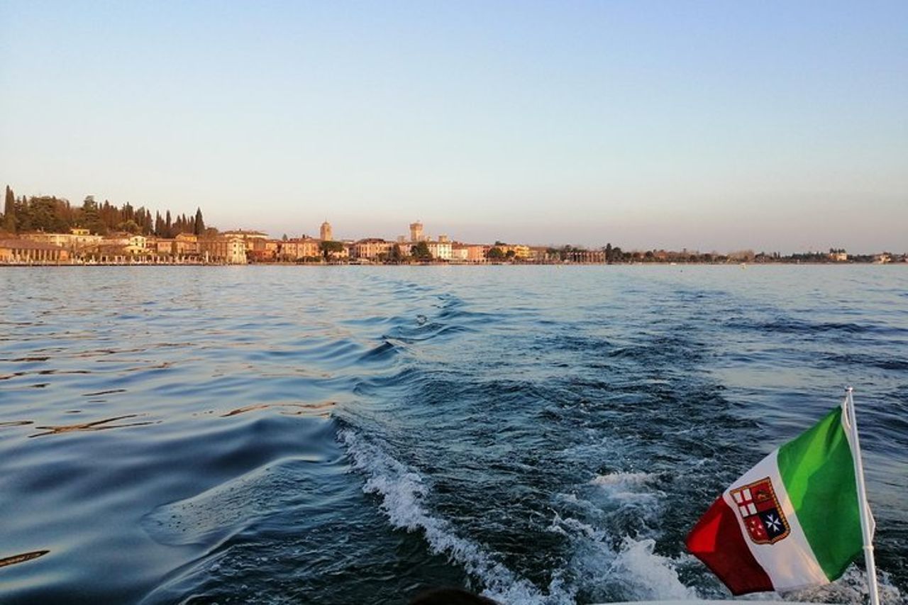 Un tour a piedi e una mini-crociera a Sirmione — 6