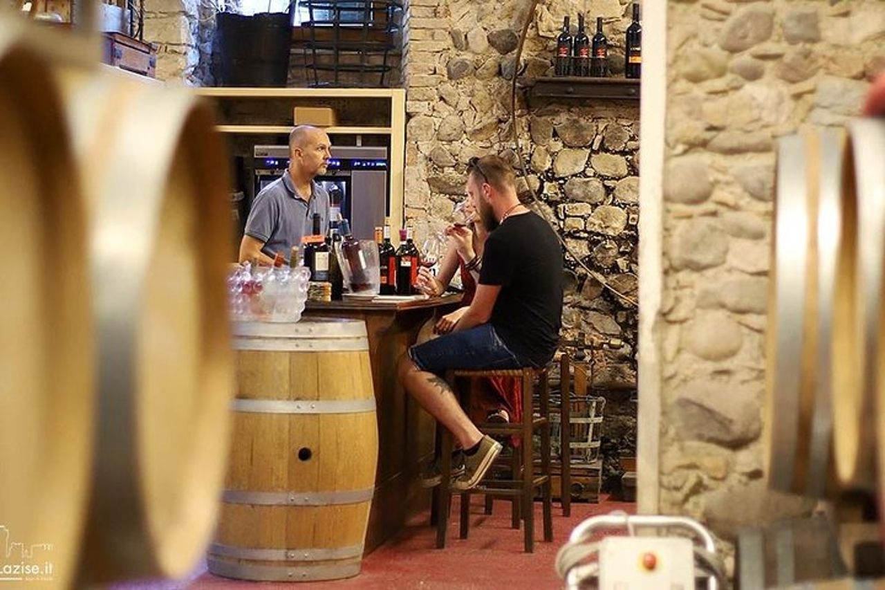Degustazione Vini in Centro Storico a Lazise — 6