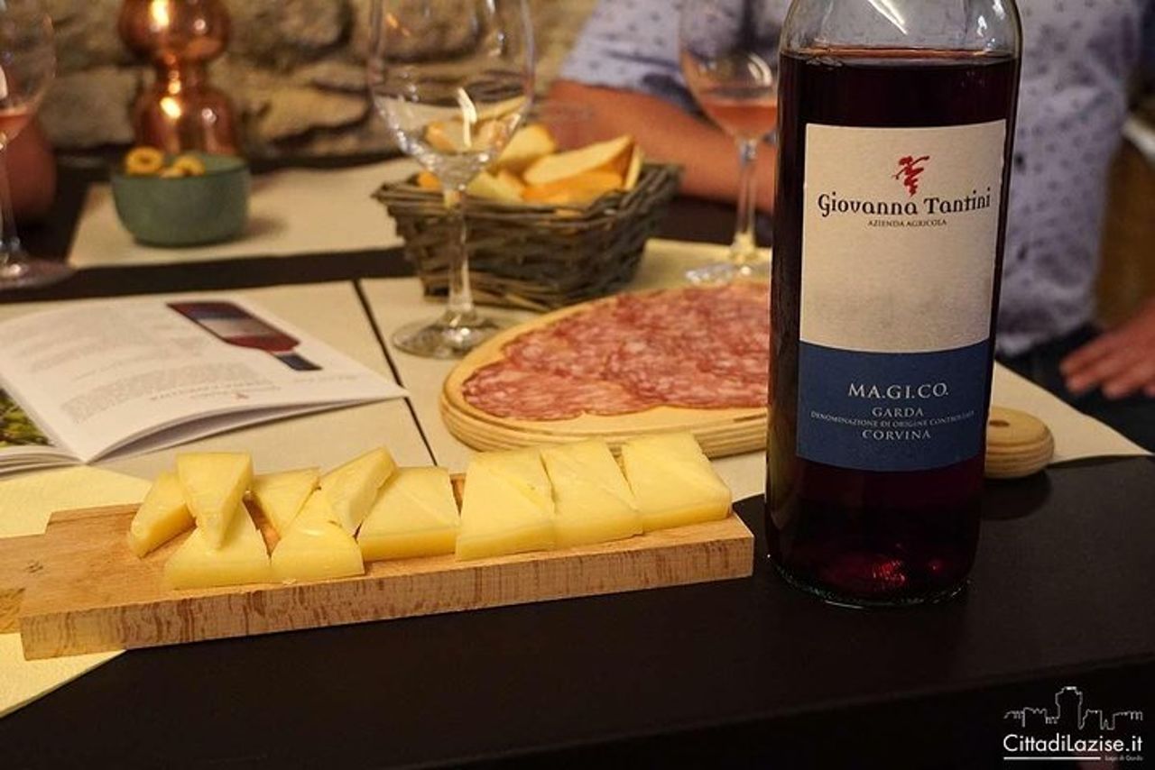 Degustazione Vini in Centro Storico a Lazise — 4